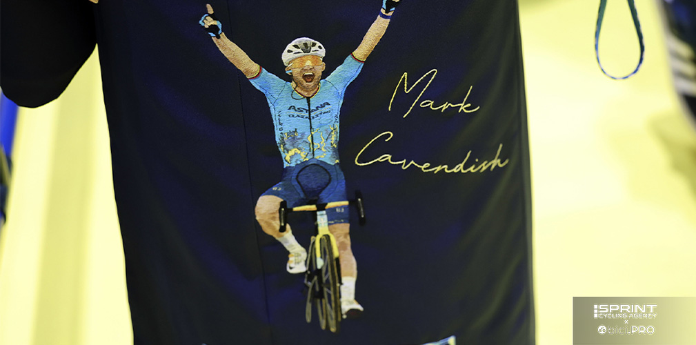 Una delle maglie a lui dedicate. Per il britannico i corridori dovrebbero guadagnare di più dal merchandising