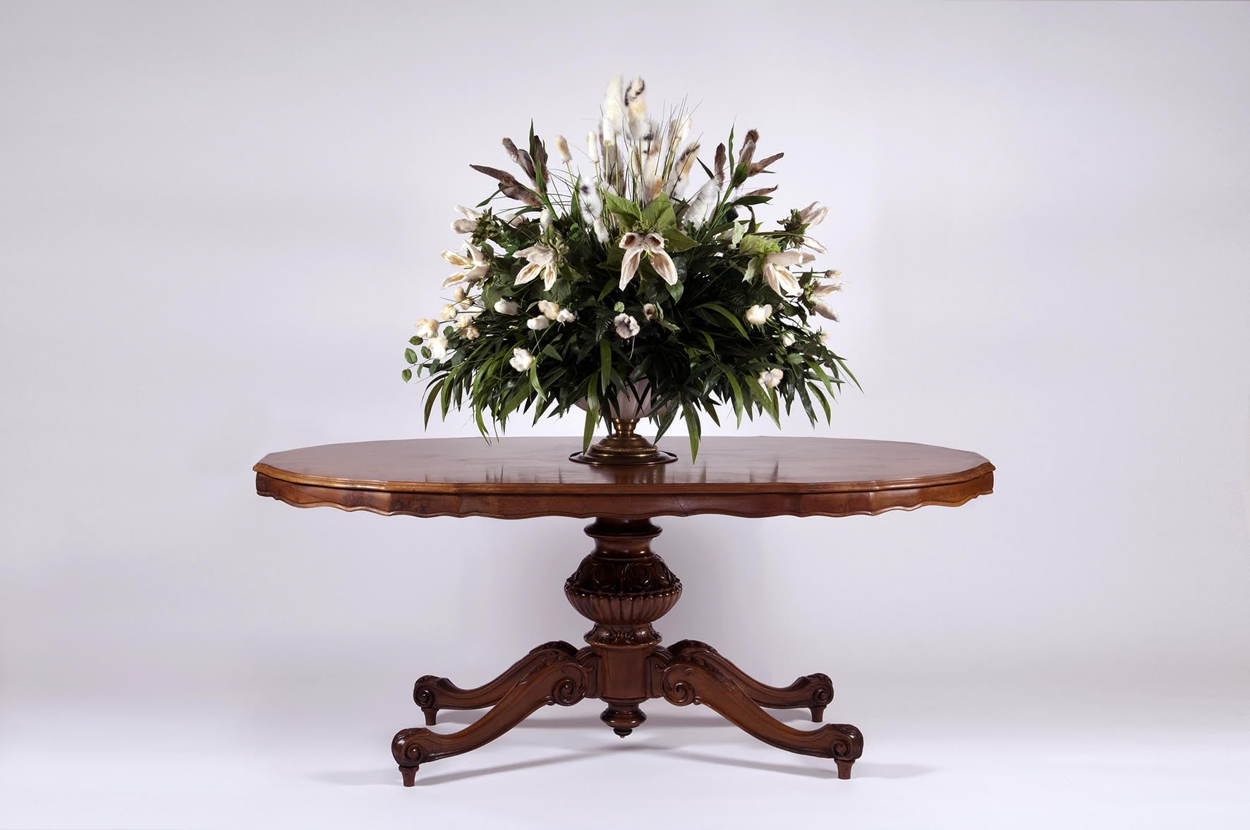 Chiara Lecca sviluppa una ricerca centrata sul rapporto tra uomo e natura, indagato come spazio di frattura, trasformazione e ambiguità. Attraverso l’uso di materiali organici e inorganici – elementi animali, vegetali, resine, vetro – costruisce sculture e installazioni dall’identità ibrida, sospese tra attrazione e inquietudine. Il suo lavoro opera una continua alterazione semantica degli oggetti, mettendo in crisi categorie come naturale e artificiale, vita e fossilizzazione, sacro e profano. L’ironia, mai decorativa, diventa per Lecca una strategia di sopravvivenza e di scarto critico. Nel 2025 questa ricerca ha trovato una nuova e significativa declinazione nella mostra Dall’uovo alla dea negli Appartamenti Segreti di Palazzo Doria Pamphilj, dove le sue opere hanno dialogato con storia, mito e alchimia