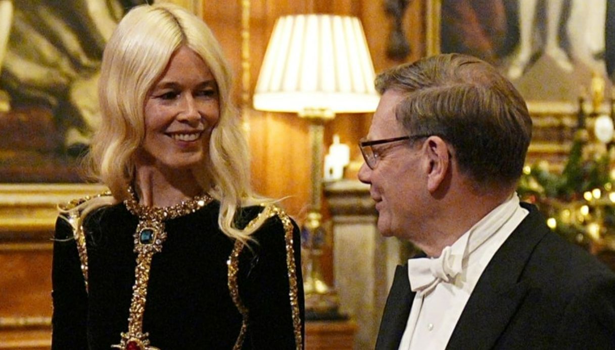 Claudia Schiffer incanta col vestito in velluto, perché era alla cena di gala con Kate Middleton