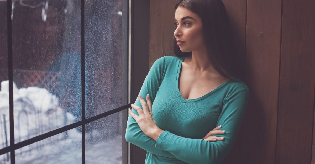 Una ragazza che guarda fuori dalla finestra