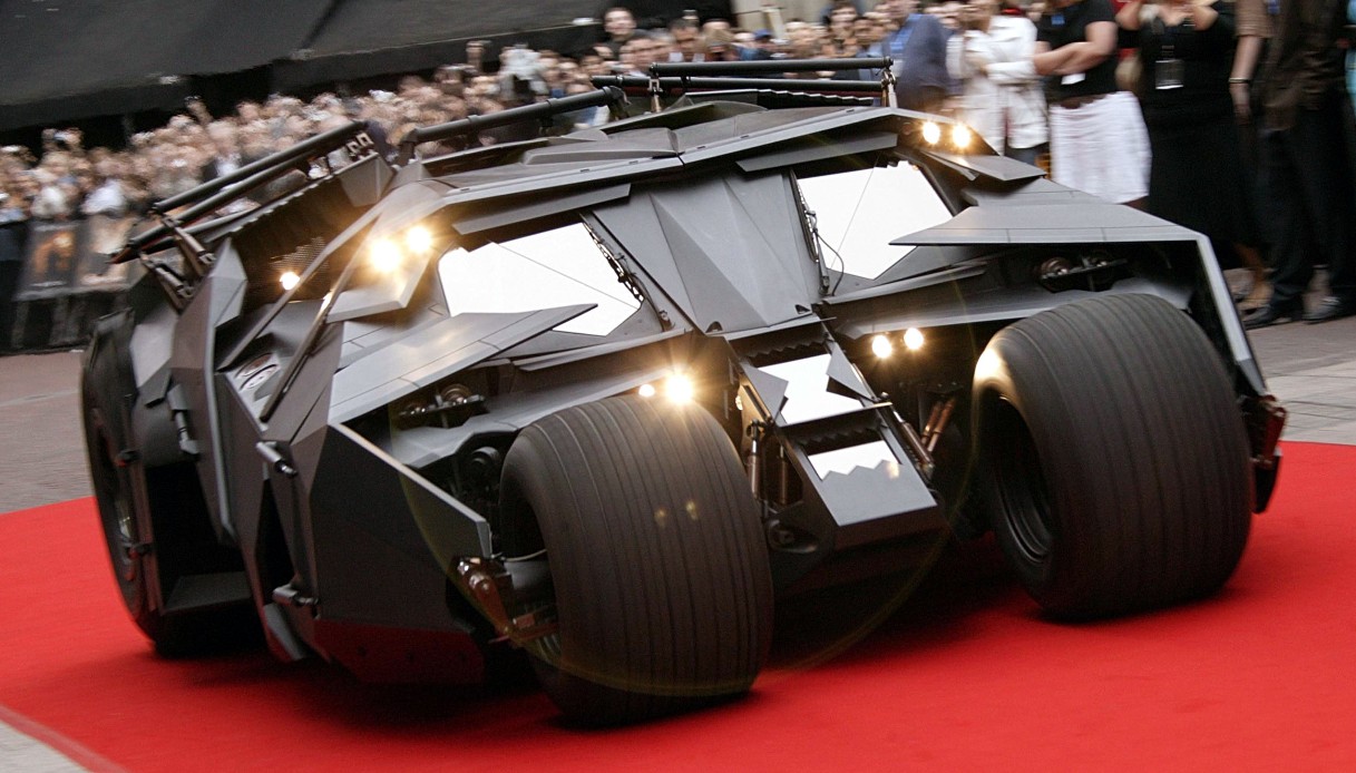La vera Batmobile esiste, 3 milioni per l'esemplare ufficiale marciante Warner Bros