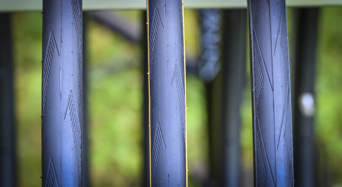 Gomma più stretta davanti e più larga dietro sulla bici da corsa: vantaggi e limiti