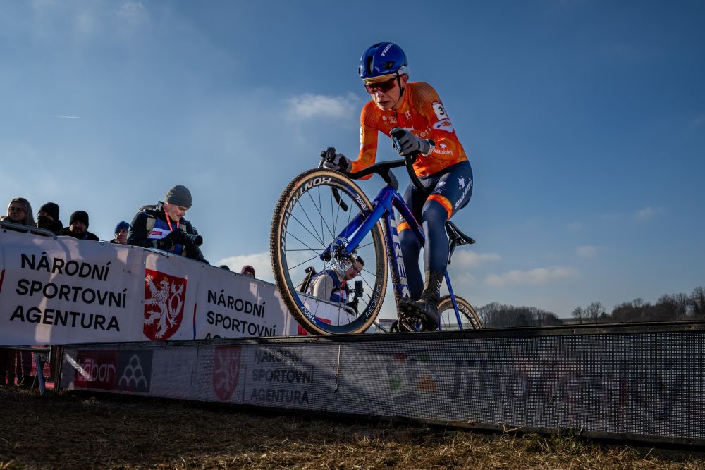 guizzo vincente per David Haverdings nell'Under 23 a Koksjide. Agostinacchio in top6
