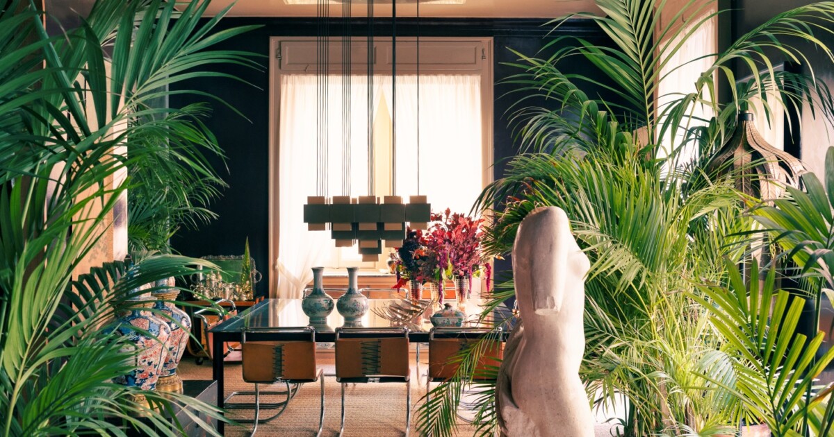 A casa di Emiliano Salci, un appartamento primi Novecento dall'atmosfera sospesa