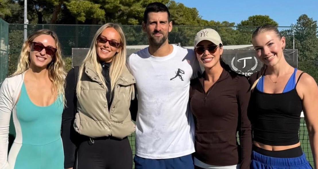 Novak Djokovic intruso a sorpresa in un padel fra amiche ad Atene