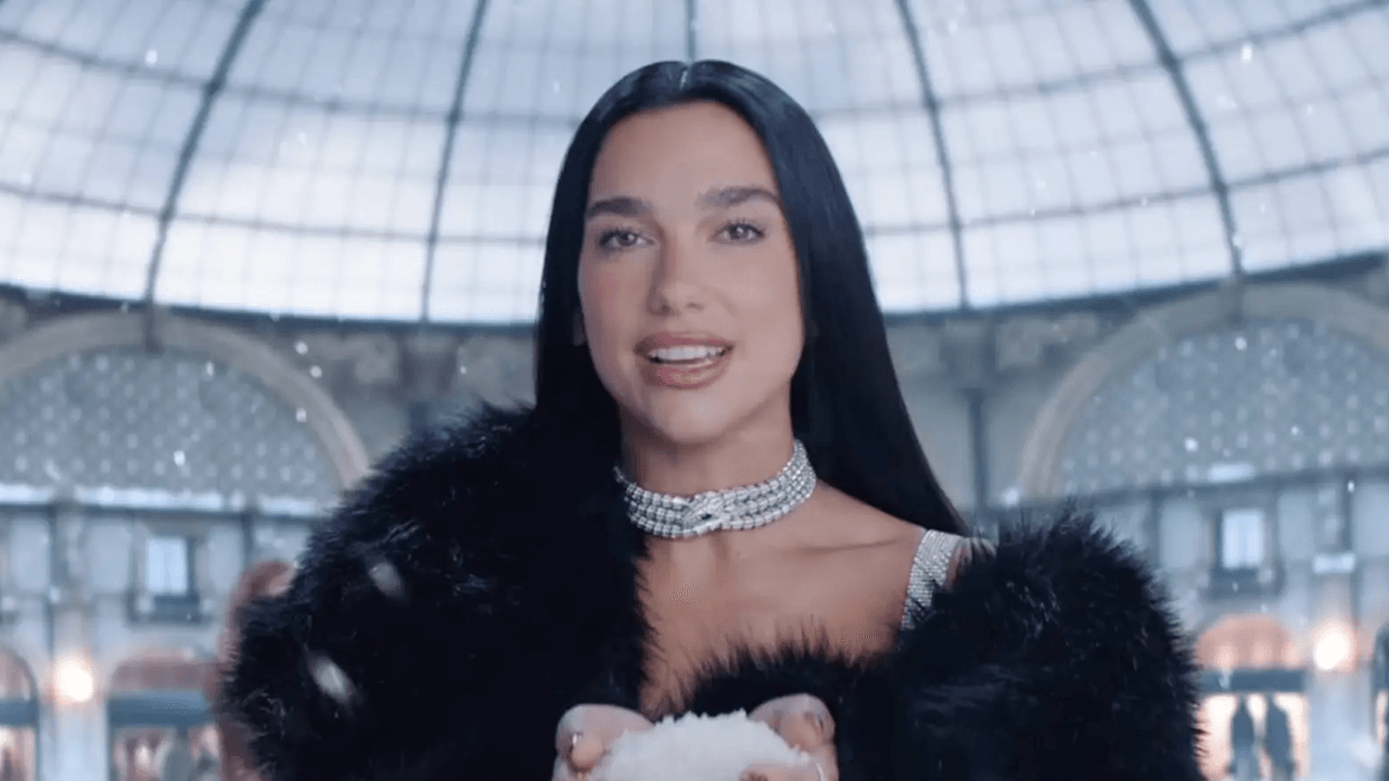 Dua Lipa con il choker Serpenti di Bulgari illumina Milano Cortina 2026: il video in Galleria Vittorio Emanuele II