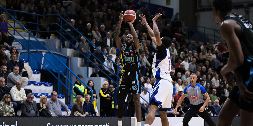 Cremona riaccende il PalaRadi per il derby con Varese