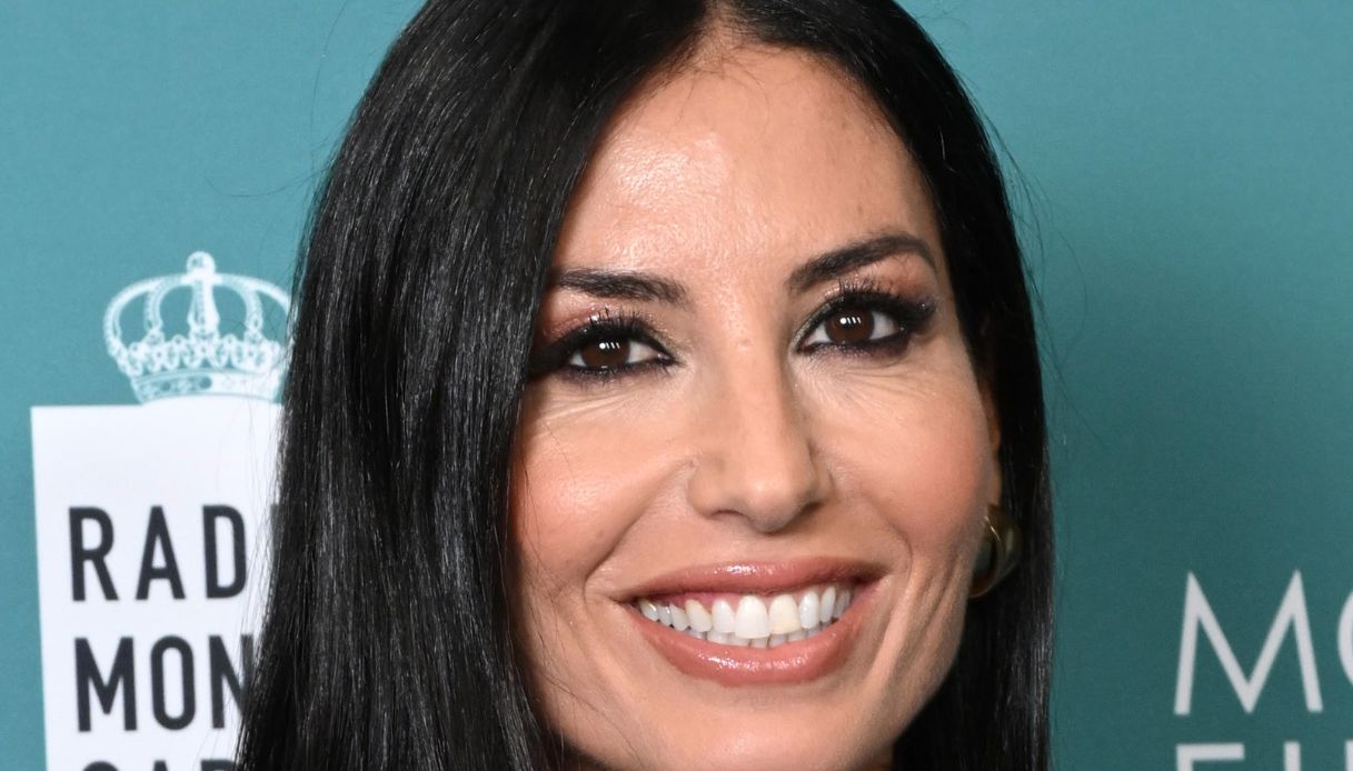 Elisabetta Gregoraci, fiori, trasparenze e piume: il look sensuale a Napoli