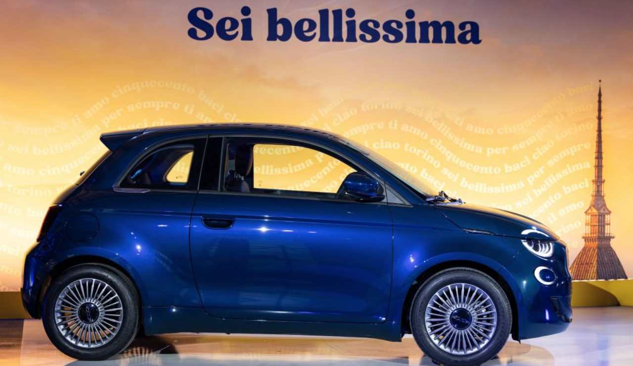 Stellantis l'ha fatto ancora: RIVOLUZIONATA la Fiat 500 | Ecco l'ibrida a soli 16.950 euro