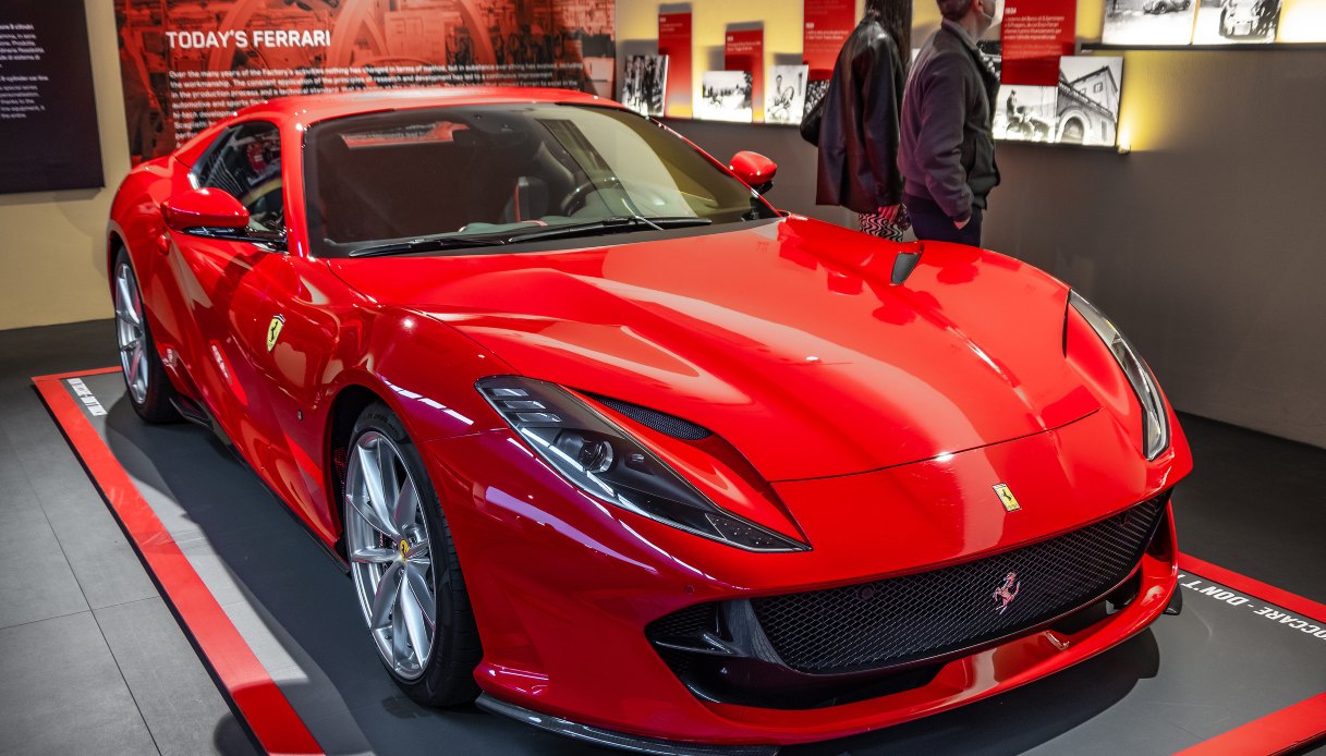 Ferrari ricompra 2,1 milioni di euro in azioni, ma il titolo crolla in Borsa