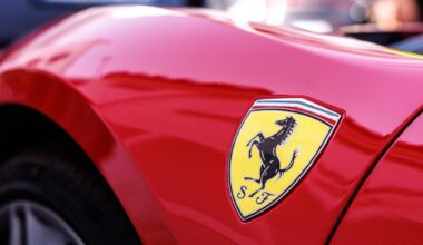 Senza posto auto parcheggia la Ferrari da 300mila euro sul balcone