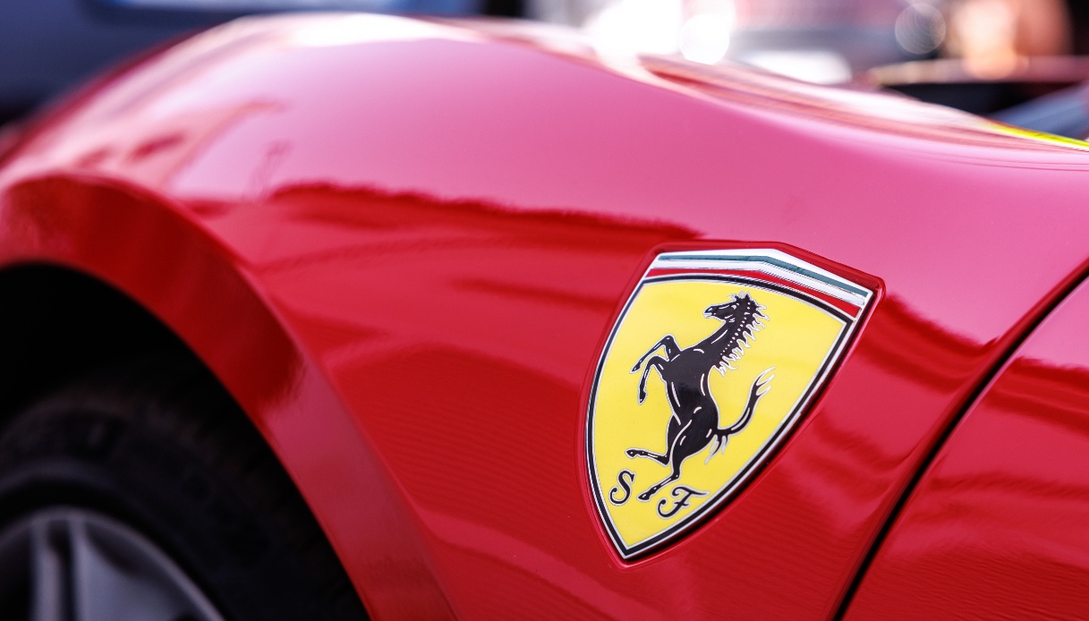 Senza posto auto parcheggia la Ferrari da 300mila euro sul balcone