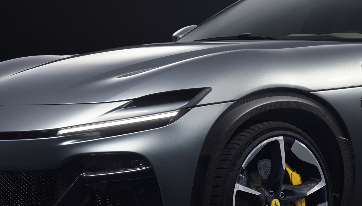 Ruba una Ferrari Purosangue ma la fuga finisce malissimo