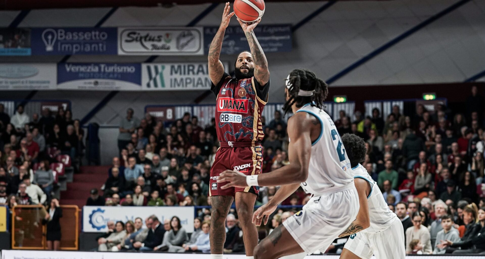 LBA, la Reyer Venezia vince col brivido finale: battuta Cantù