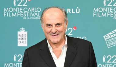 La Ruota della Fortuna, Gerry Scotti assediato dalle fan: "La signora tocca"