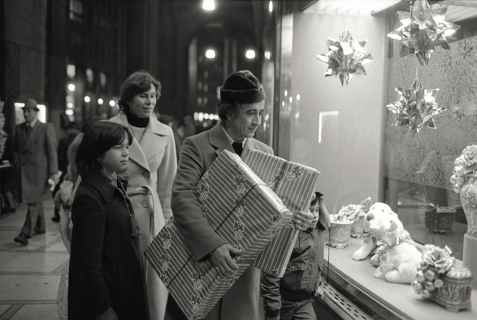 Persone regali di natale vetrina milano famiglia