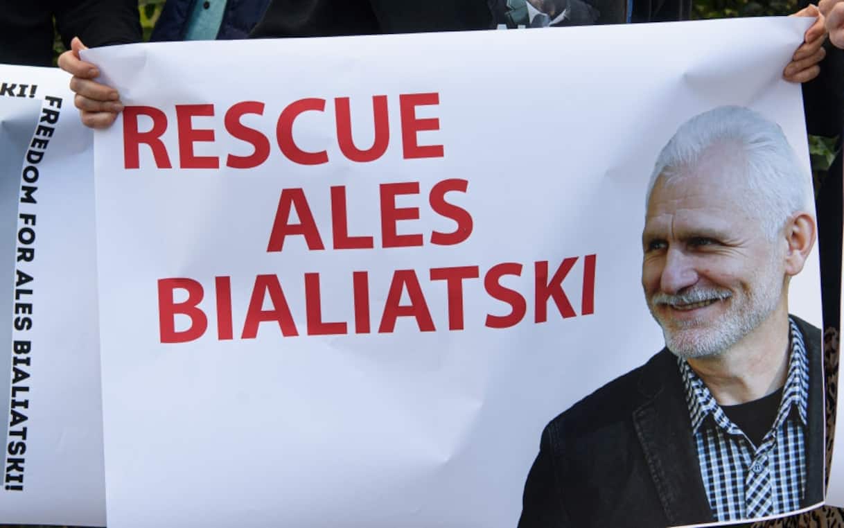 Bielorussia, liberati 123 detenuti: tra cui il premio Nobel per la pace Bialiatski
