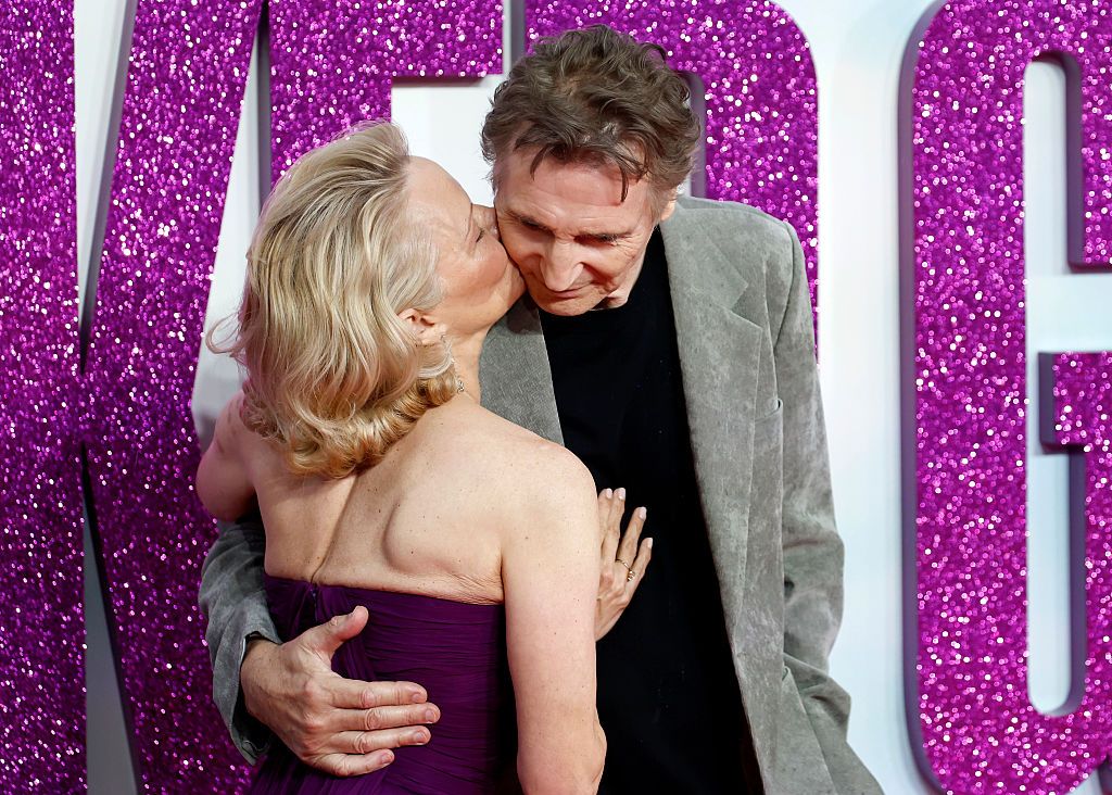 Pamela Anderson y Liam Neeson