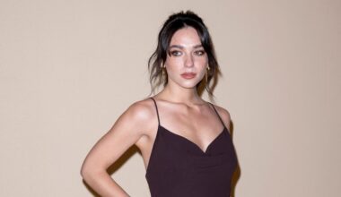 Matilda De Angelis indossa un long dress in chiffon nella nuance prugna alla première del film di Brunello Cucinelli