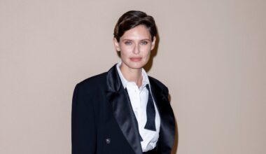 Bianca Balti, con tuxedo e pixie cut, incarna una bellezza androgina alla première del film dedicato a Brunello Cucinelli