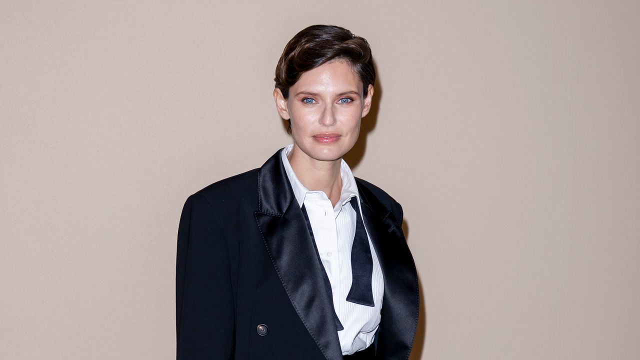 Bianca Balti, con tuxedo e pixie cut, incarna una bellezza androgina alla première del film dedicato a Brunello Cucinelli