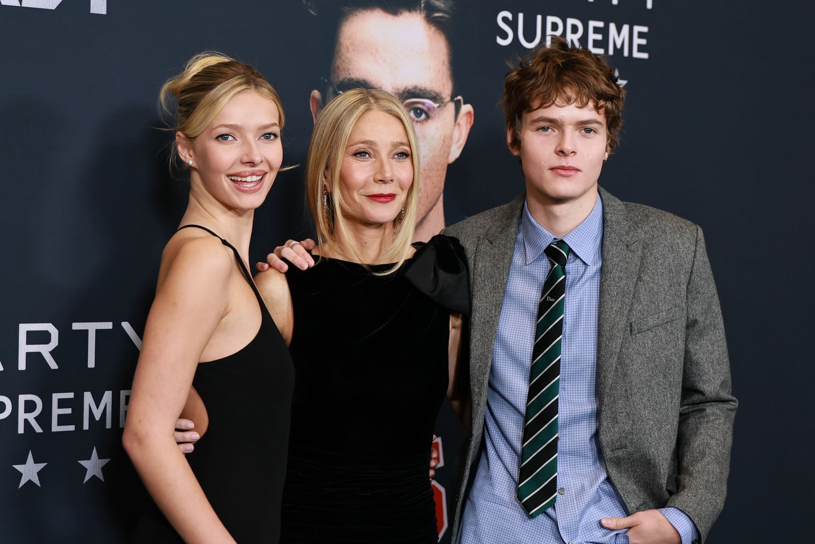 Gwyneth Paltrow con i figli Apple e Moses sul red carpet di Marty Supreme New York 16 dicembre 2025