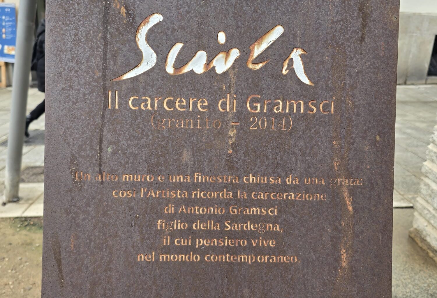 Vandalizzata l'opera di Sciola in piazza Gramsci: c'è chi a Cagliari urina sopra le opere artistiche