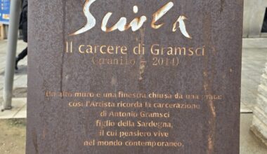 Vandalizzata l'opera di Sciola in piazza Gramsci: c'è chi a Cagliari urina sopra le opere artistiche