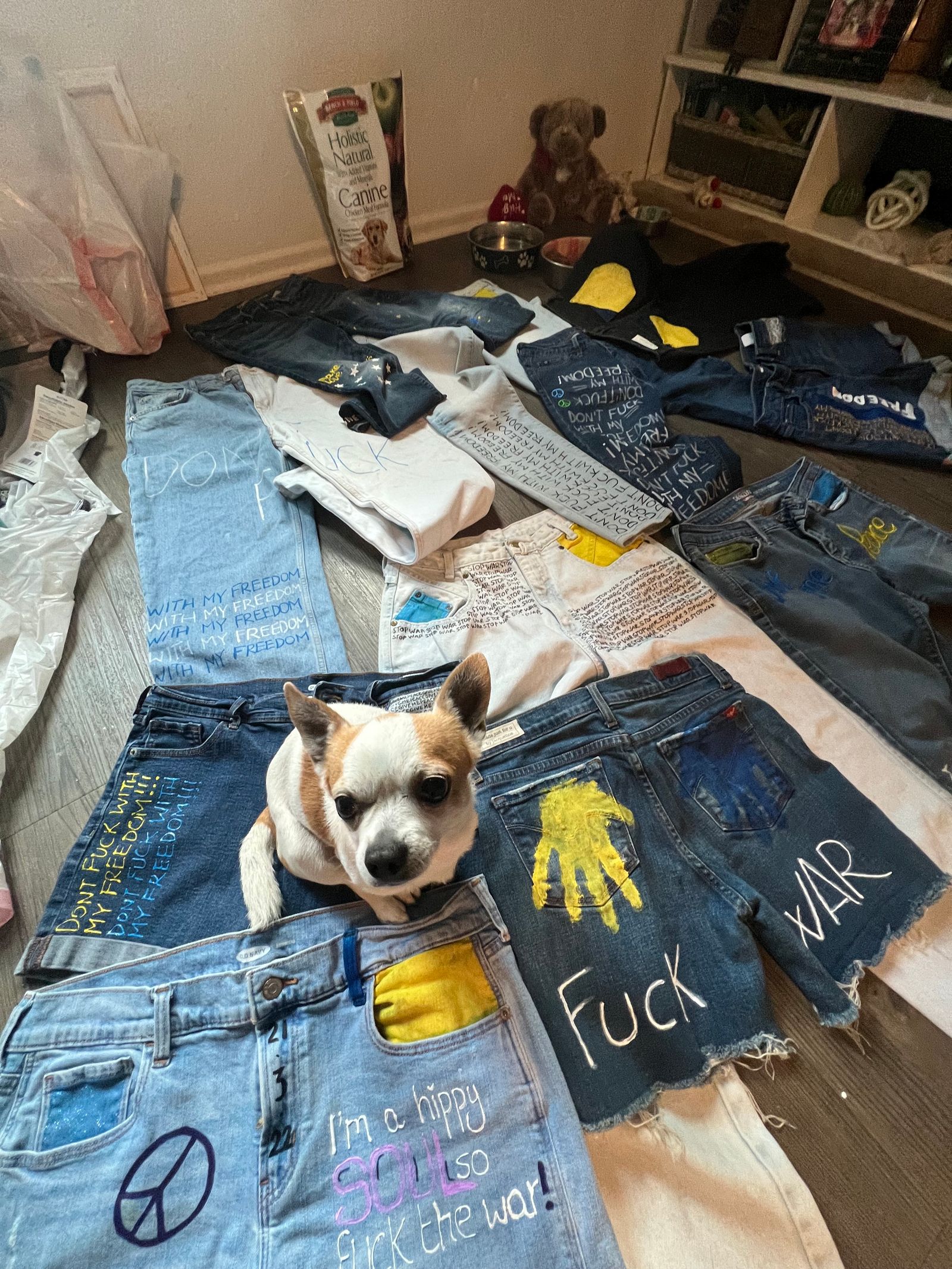 Alcuni dei capi creati per raccogliere fondi per i rifugiati ucraini.