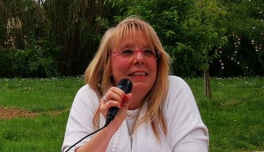 "In realtà gli esclusi dalla festa sono quelli che non dovevano cantare ma solo guardare"