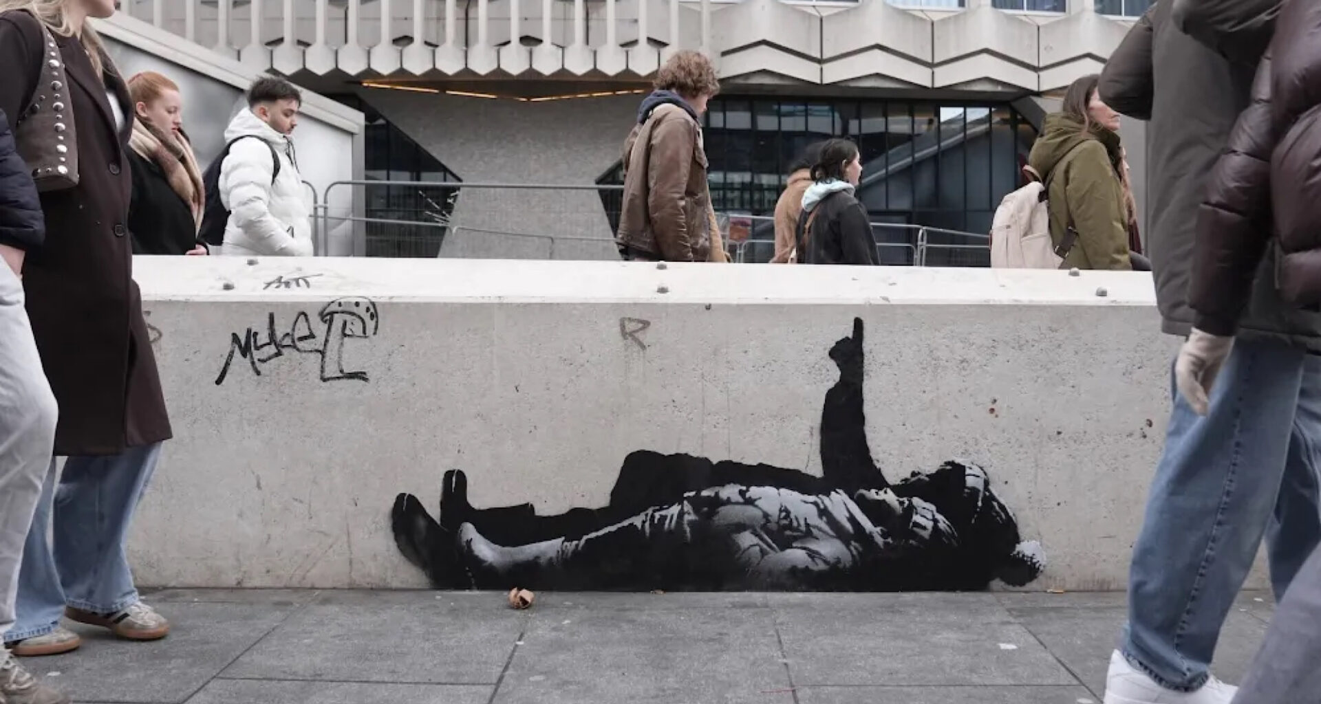 Due nuovi murales di Banksy appaiono a Londra, a pochi giorni dal Natale