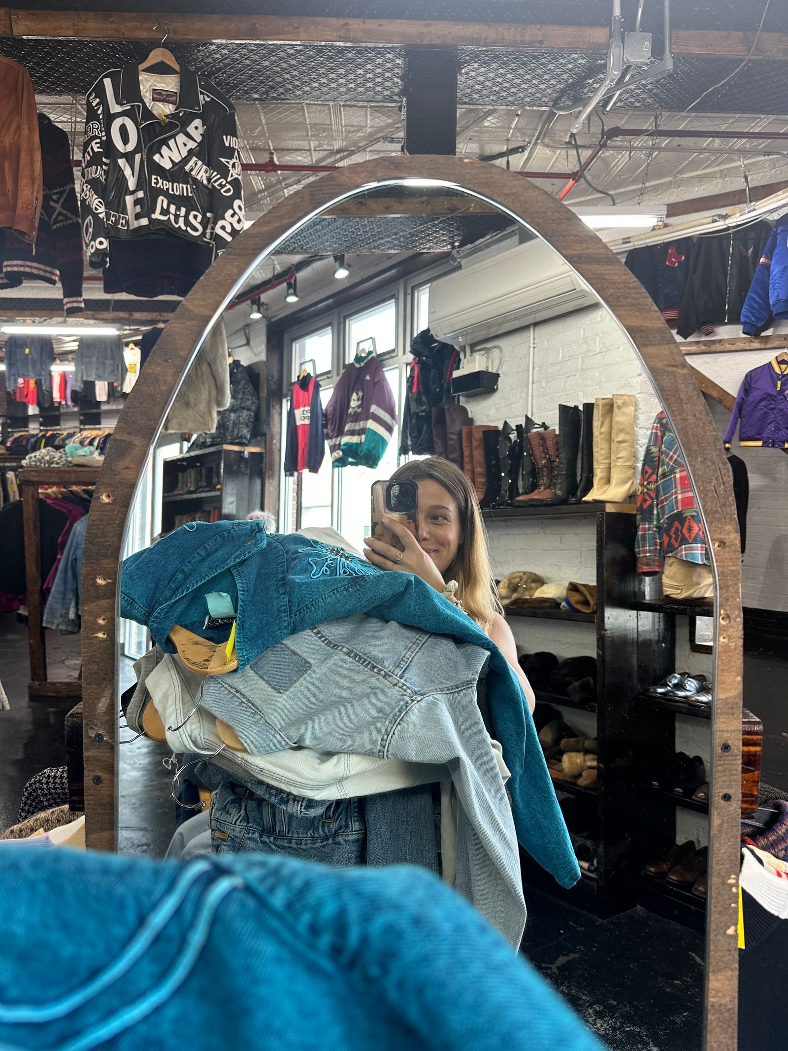 Sul suo account Instagram Jacqueline Luna ha documentato il processo creativo che le ha permesso di creare GiveMe.