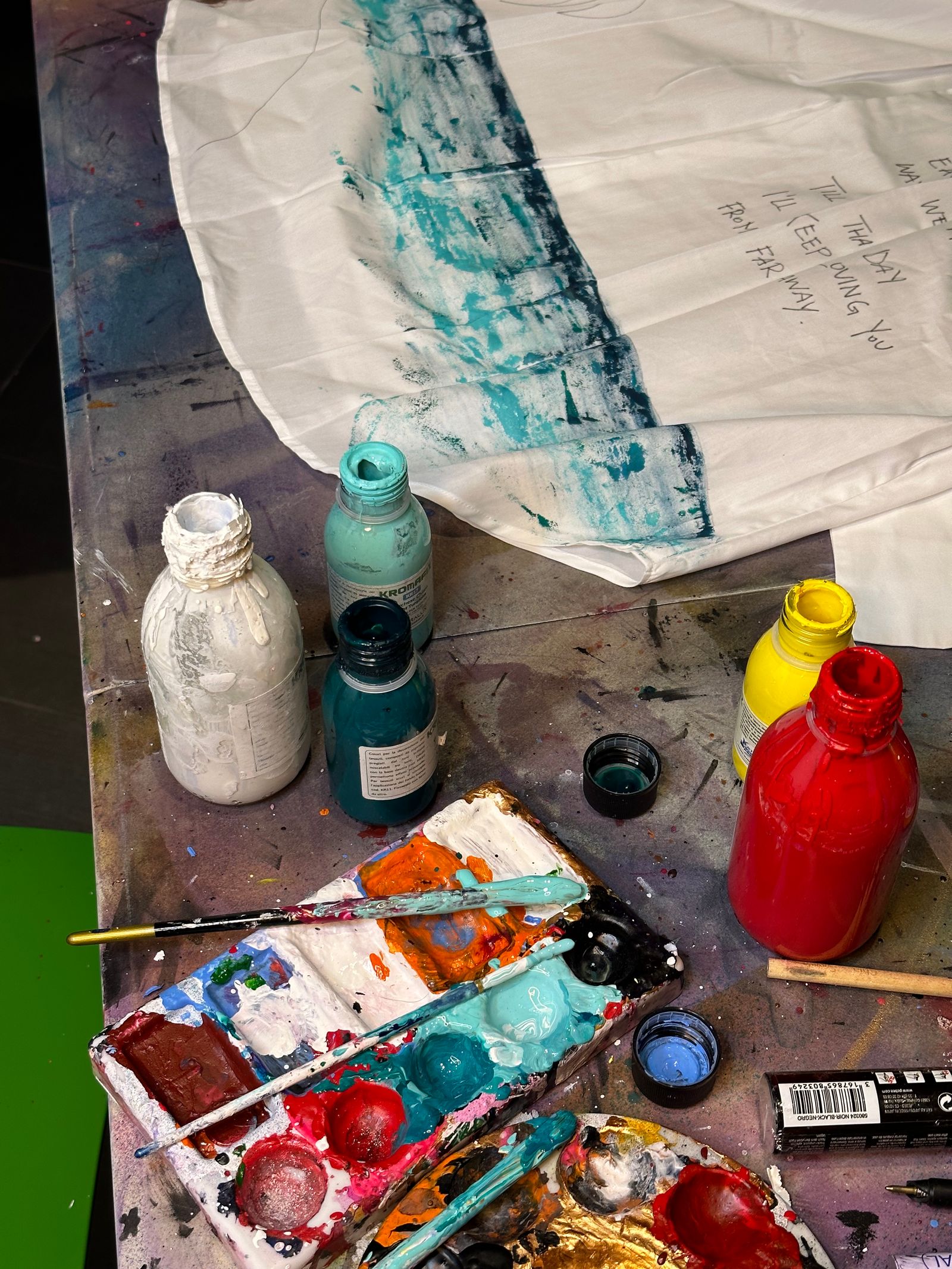 I colori per tessuto usati per dipingere i capi GiveMe.