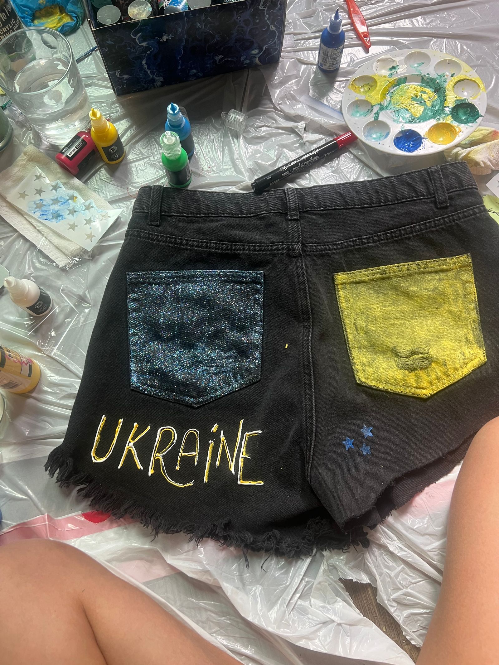 Un momento della decorazione dei capi.