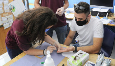 L’AIDS esiste ancora e in Italia il 60% delle nuove diagnosi arriva tardi: “Serve una prevenzione continua. Gli eterosessuali? Non percepiscono abbastanza il rischio”