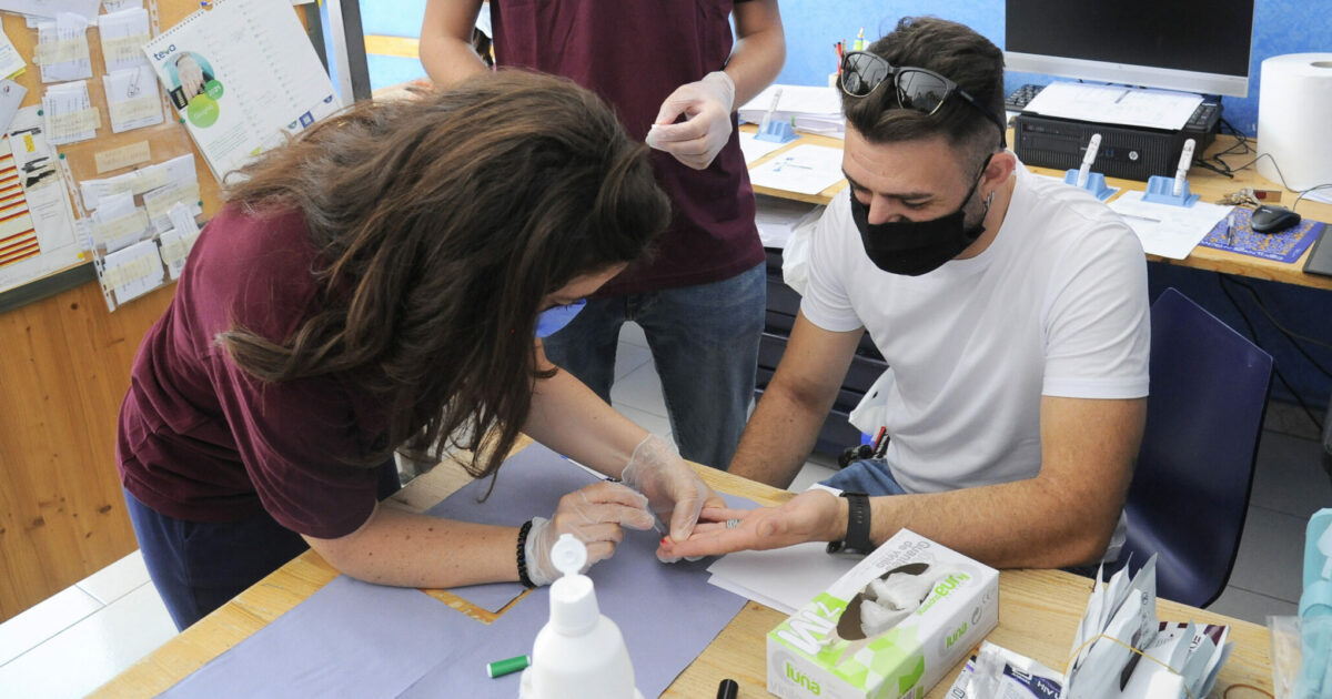 L’AIDS esiste ancora e in Italia il 60% delle nuove diagnosi arriva tardi: “Serve una prevenzione continua. Gli eterosessuali? Non percepiscono abbastanza il rischio”