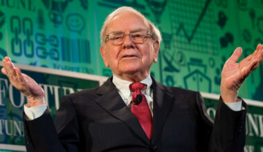 Warren Buffett si ritira: il finanziere lascia Berkshire Hathaway dopo 60 anni