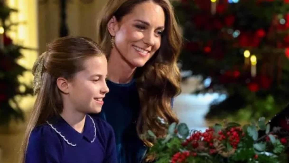 Kate Middleton suona il piano insieme a Charlotte per concerto Natale