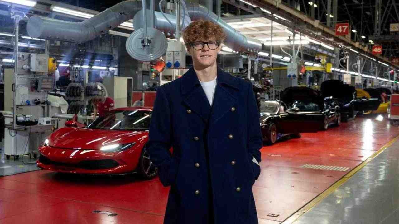 Jannik Sinner, ciao ciao al tennis: ha appeso la racchetta al chiodo | Adesso passa alla Ferrari e sfida Leclerc