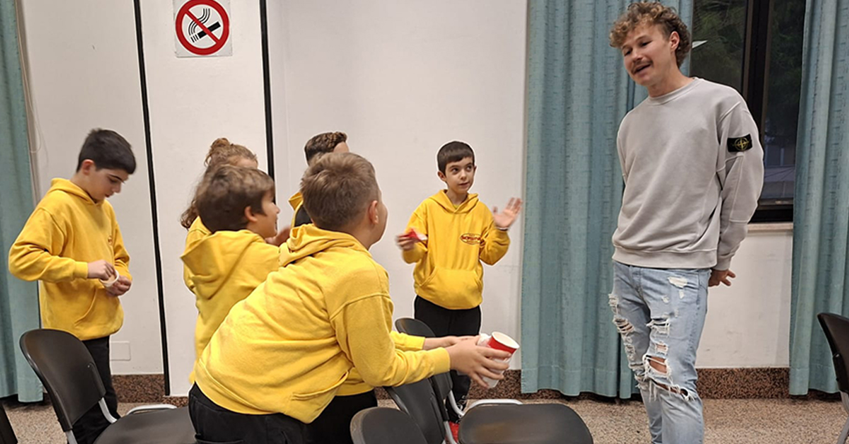 Konychev “torchiato” dai più piccoli: loro chiedono, lui risponde