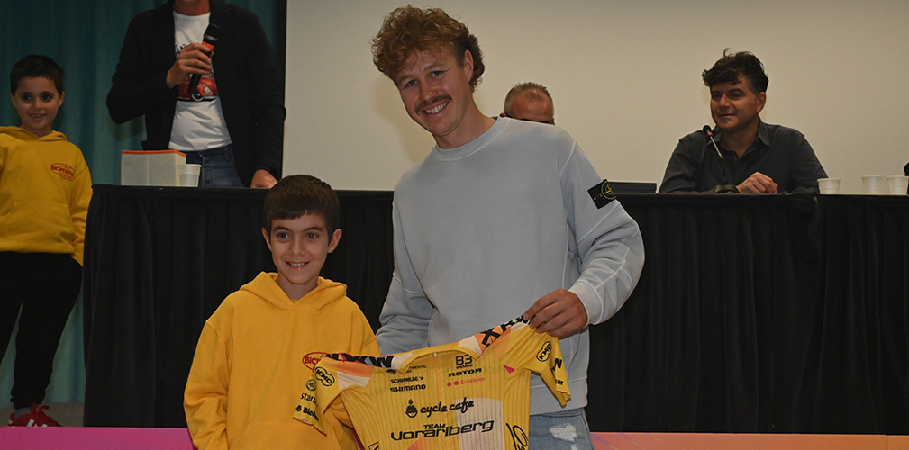 Durante la festa Konychev ha risposto alle curiosità dei più giovani, poi spazio ai premi della lotteria (foto Comitato Provinciale FCI Rimini)