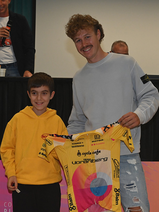 Durante la festa Konychev ha risposto alle curiosità dei più giovani, poi spazio ai premi della lotteria (foto Comitato Provinciale FCI Rimini)