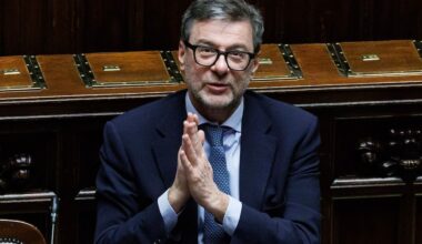 Manovra, ok al voto di fiducia alla Camera. Giorgetti: «Stop aumento età pensionabile? Vedremo nel 2026»