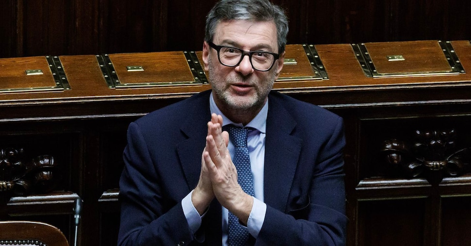 Manovra, ok al voto di fiducia alla Camera. Giorgetti: «Stop aumento età pensionabile? Vedremo nel 2026»