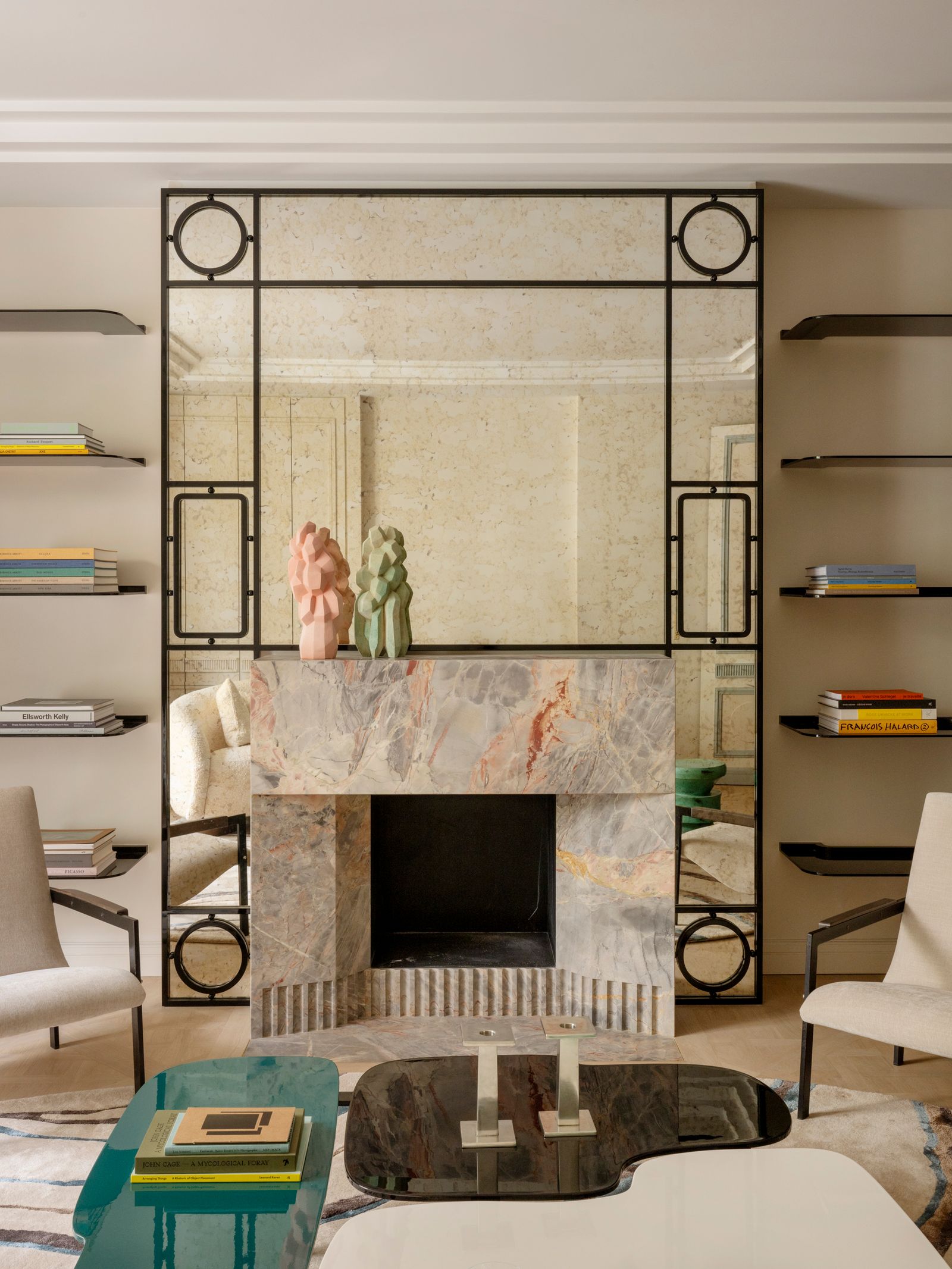 living con biblioteca camino tavolini in vetro sedie parete a specchio