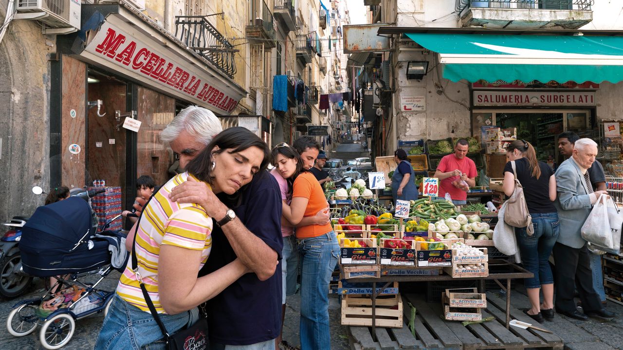 Napoli infinita di Sabato De Sarno è il nuovo libro fotografico dedicato alla città partenopea che racconta il suo «continuo movimento»