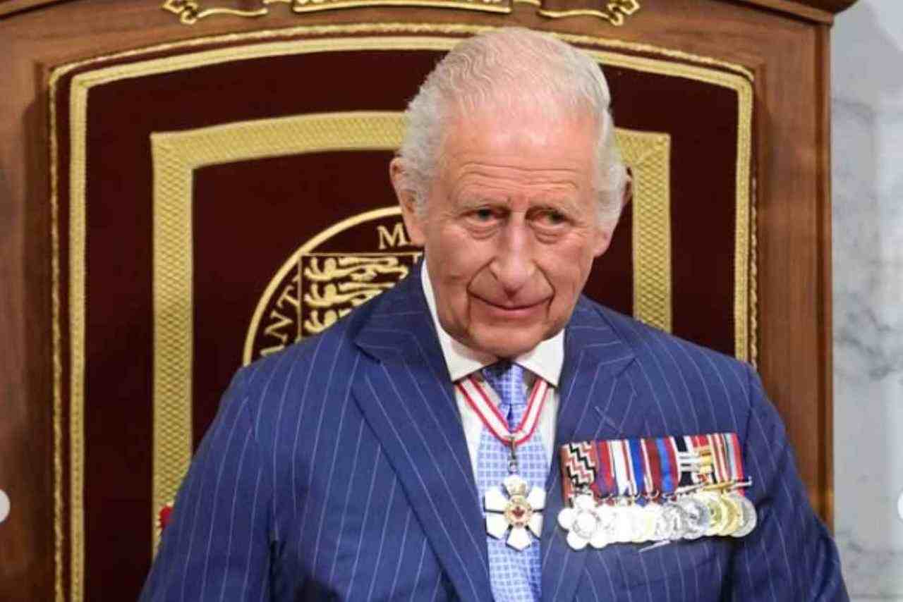 Lutto Royal Family: un Paese distrutto dopo la notizia: si è spenta | Re Carlo in lacrime insieme ai figli