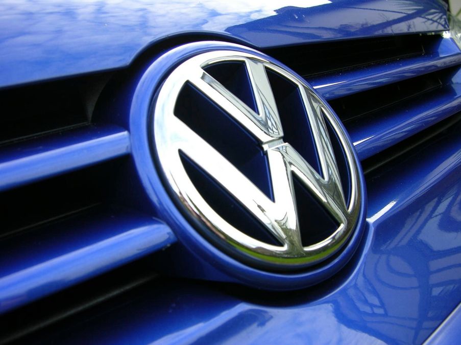 Volkswagen reintroduce la vendita tramite concessionari per le auto elettriche in Europa