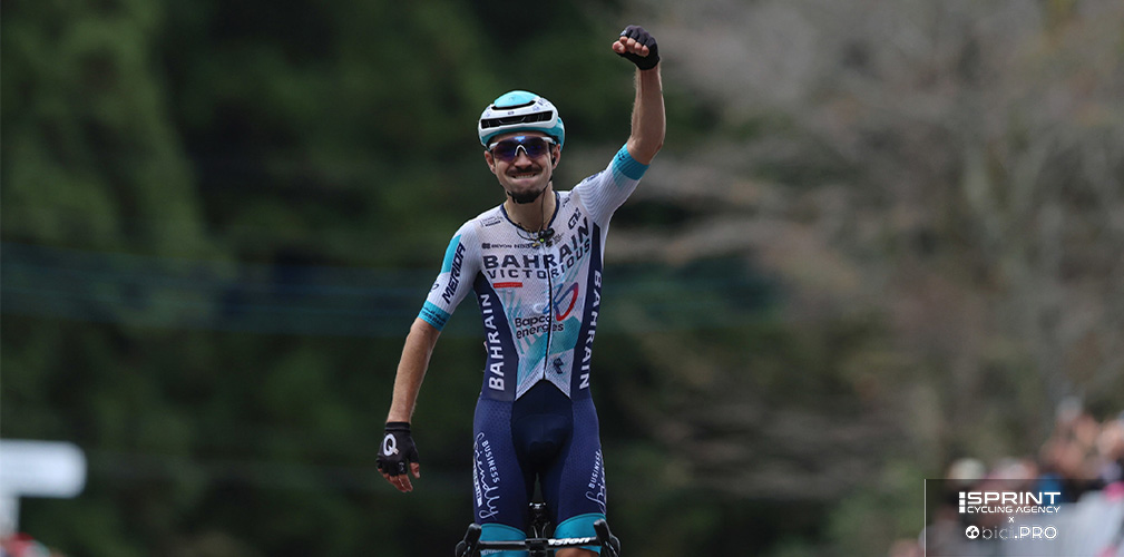 Il transaplino a braccia alzate alla Japan Cup, quarto successo stagionale con 32" su Baudin e Izagirre