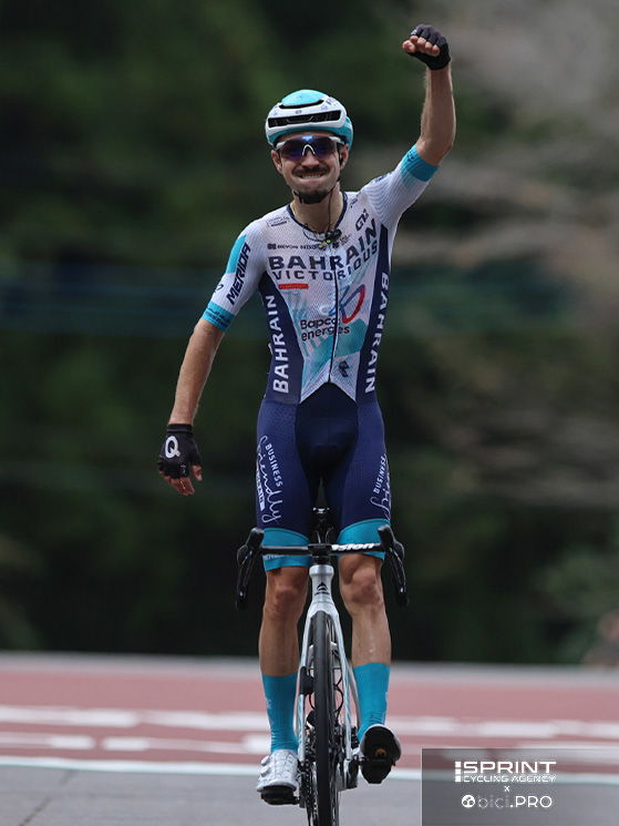 Il transaplino a braccia alzate alla Japan Cup, quarto successo stagionale con 32" su Baudin e Izagirre